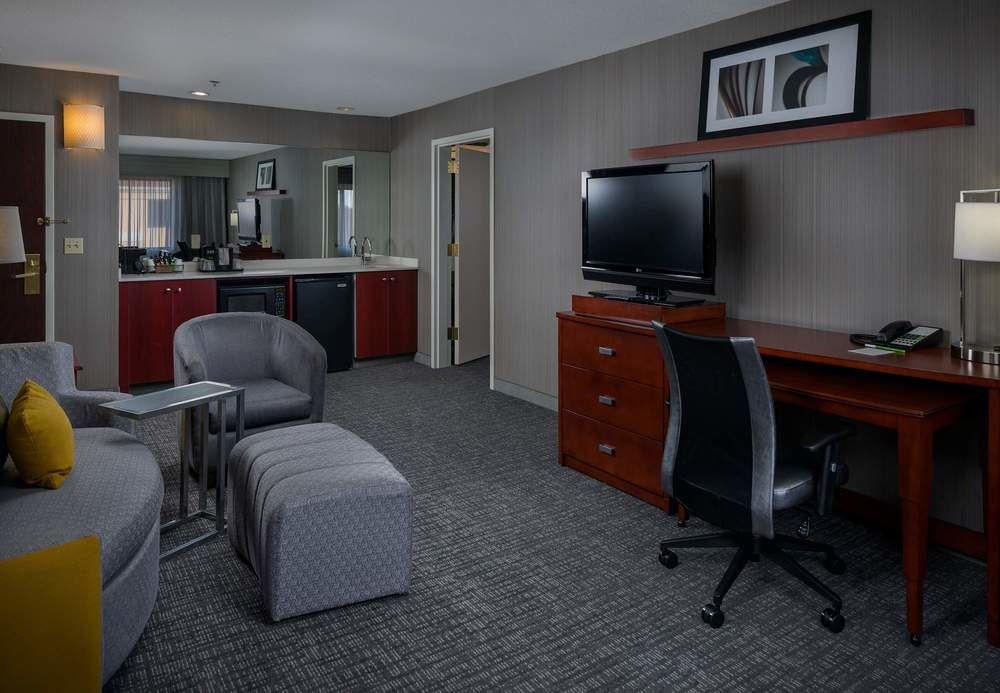 Courtyard By Marriott New Haven Orange Hotel Exterior photo