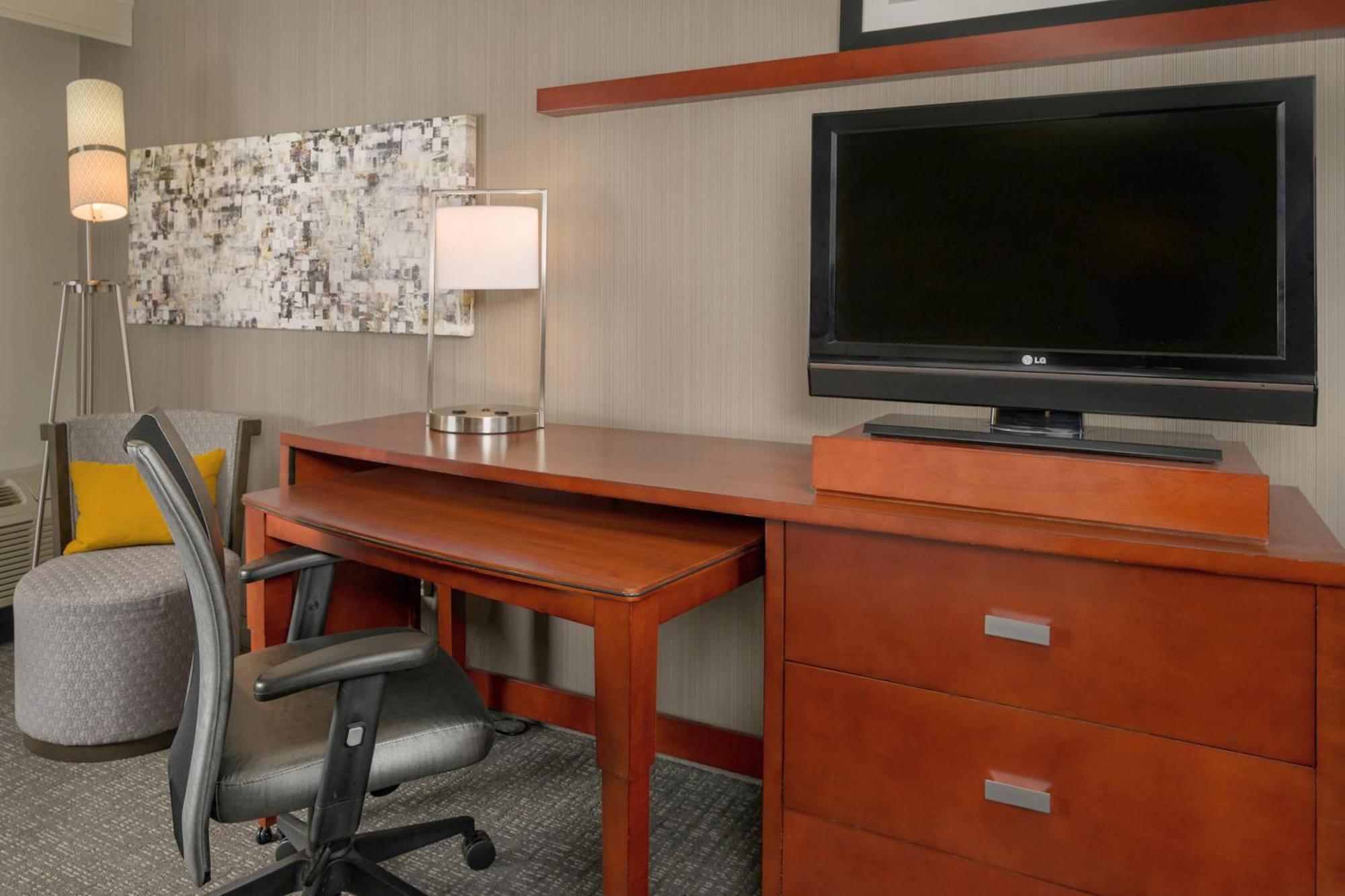 Courtyard By Marriott New Haven Orange Hotel Exterior photo