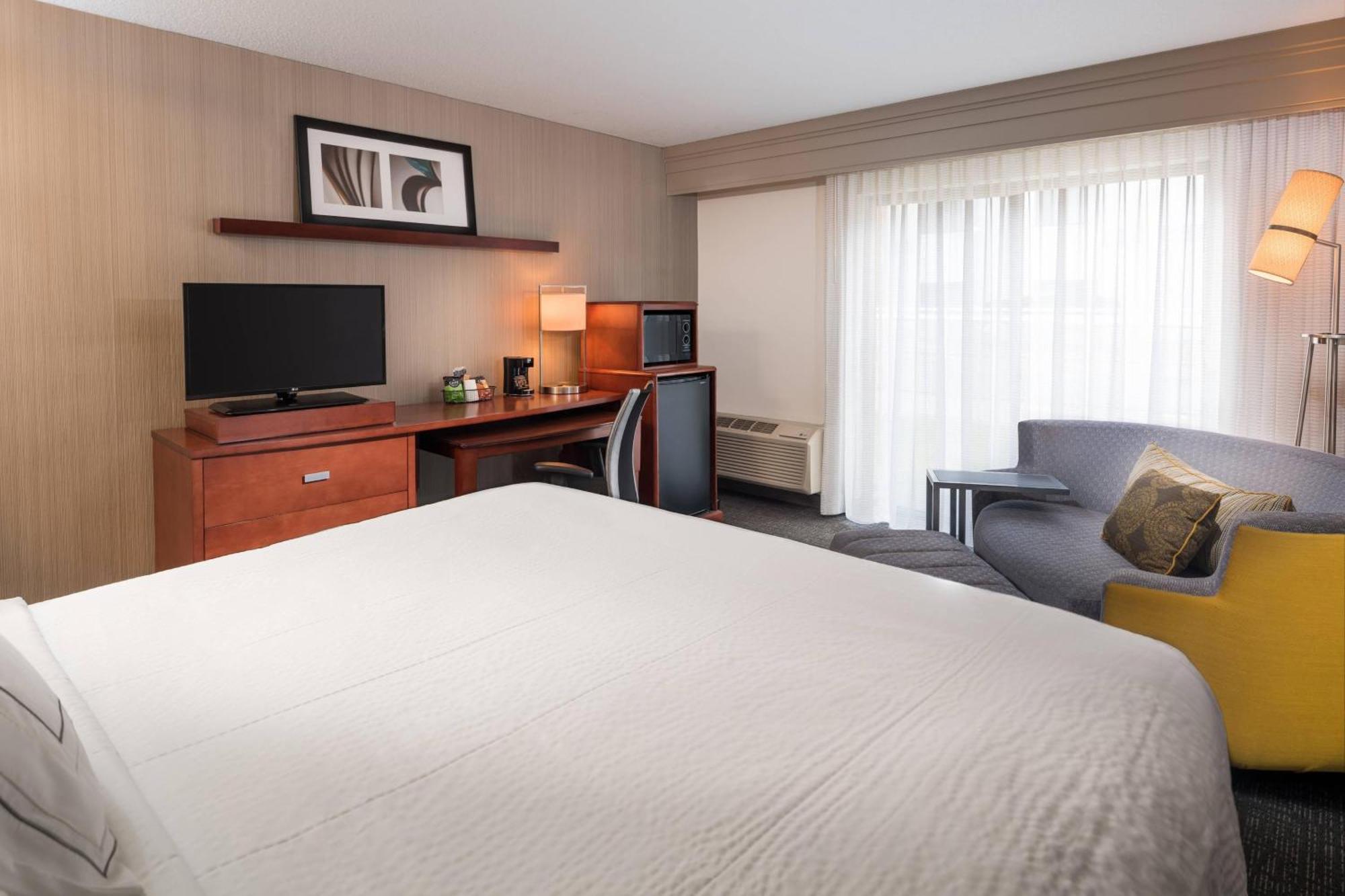 Courtyard By Marriott New Haven Orange Hotel Exterior photo